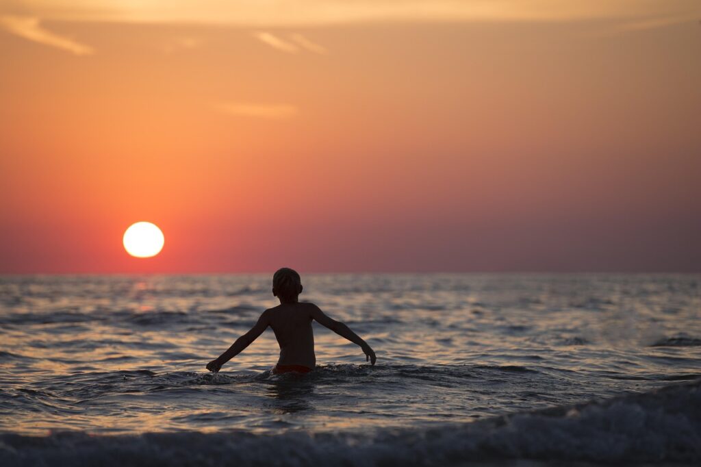 beach, boy, sunset, silhouette, boy silhouette, nature, sun, dusk, twilight, setting sun, horizon, bathing, kid, little boy, child, dawn, leisure, ocean, outdoors, person, sea, seascape, sky, sunrise, swimming, water, waves